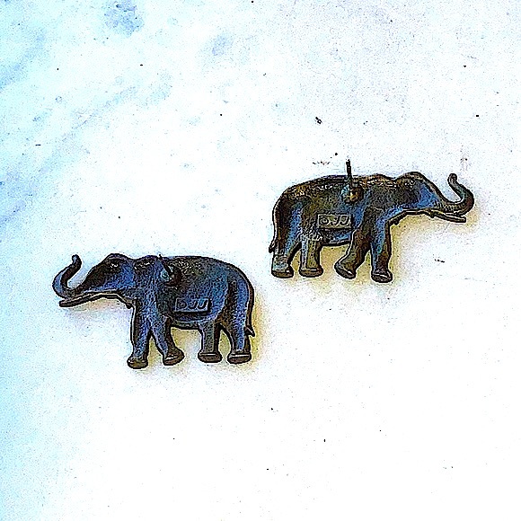 JJ JONETTE PIERCED EARRINGS ELEPHANT  ANTIQUED BRUSHED BRASS VINTAGE - Picture 6 of 7